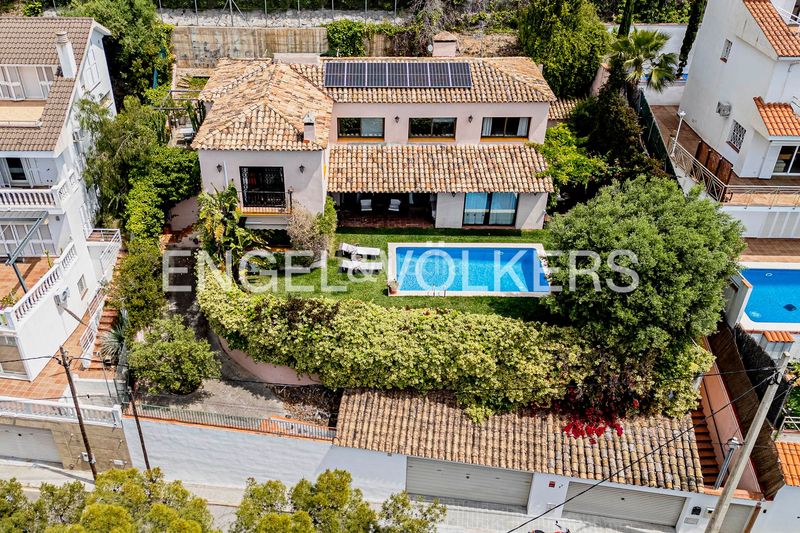 Foto 2dd537e9-292f-4ca0-8b21-3b74472ea2a9. Casa amb calefacció aparcament piscina a Levantina - Montgavina - Quintmar Sitges