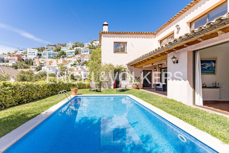 Foto 3e5e55e7-23ff-4d13-893e-46d25e6cc1f1. Casa amb calefacció aparcament piscina a Levantina - Montgavina - Quintmar Sitges