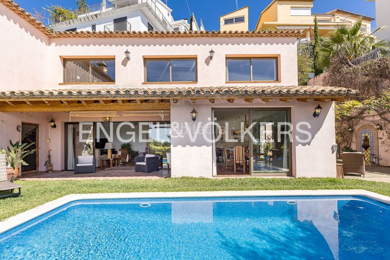 Foto 7e708990-09ad-4a44-a7c9-a451b28f0a0d. Casa amb calefacció aparcament piscina a Levantina - Montgavina - Quintmar Sitges