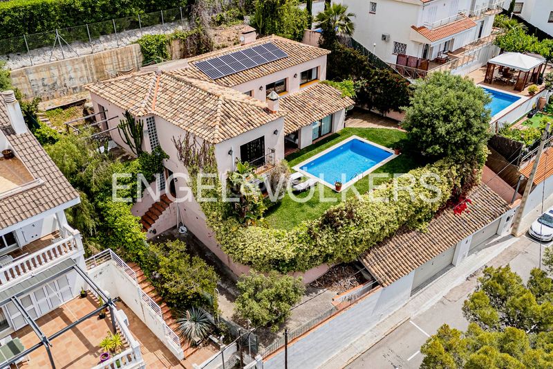 Foto ae96f6bc-205d-4e67-b208-b096e7661a61. Casa amb calefacció aparcament piscina a Levantina - Montgavina - Quintmar Sitges