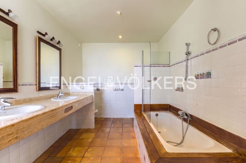 Foto c3c64b7d-2d0d-40dc-8188-632419976f95. Casa amb calefacció aparcament piscina a Levantina - Montgavina - Quintmar Sitges
