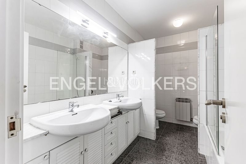 Foto 0524cc0f-1788-4d92-b817-3e9429a0057e. Casa adossada amb calefacció aparcament a Eixample Sant Cugat del Vallès