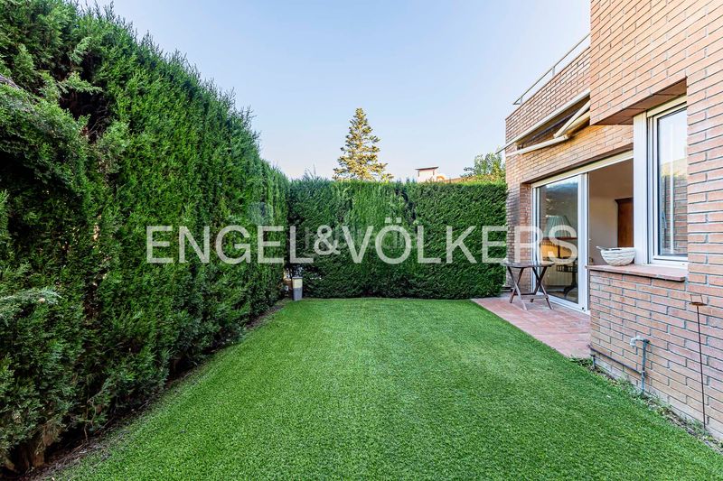Foto 2613f05f-9710-4e6b-aece-08491dbb06d8. Casa adossada amb calefacció aparcament a Eixample Sant Cugat del Vallès