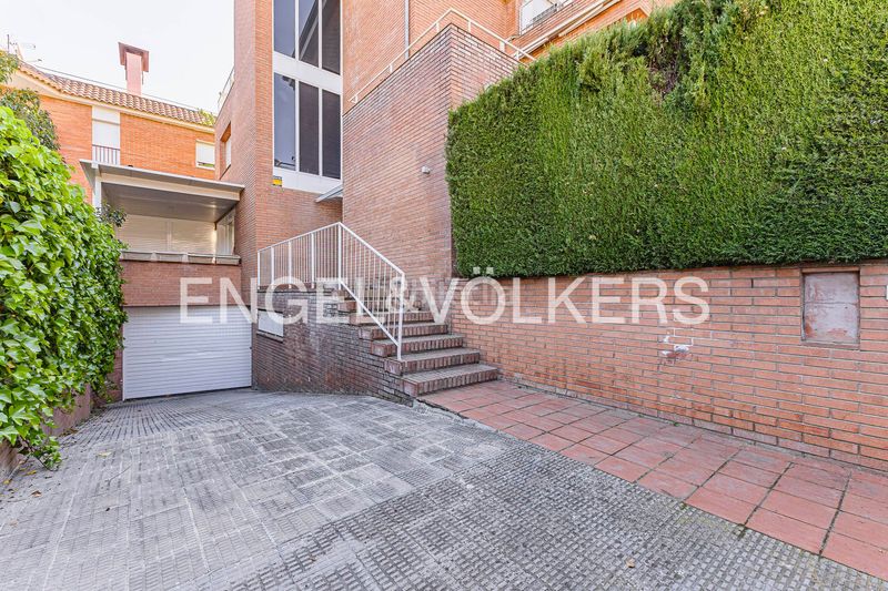 Foto 3d1d180f-82cd-4fdd-9b1e-ab93ea573227. Casa adossada amb calefacció aparcament a Eixample Sant Cugat del Vallès