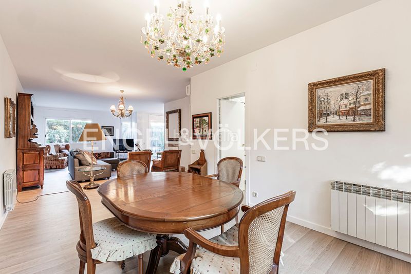 Foto 4a9555ba-9efa-421e-ac1b-06e782231a7a. Casa adossada amb calefacció aparcament a Eixample Sant Cugat del Vallès
