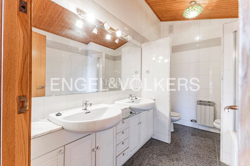 Foto 4ada09c8-f30a-4820-8c2f-61c7427b2fe9. Casa adossada amb calefacció aparcament a Eixample Sant Cugat del Vallès