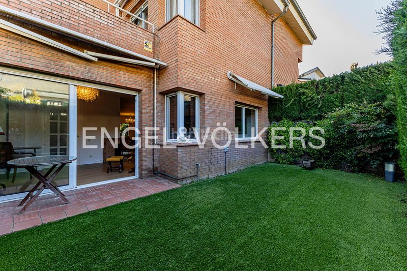 Foto 6776149f-592d-4e7e-9af9-359181142dfa. Casa adossada amb calefacció aparcament a Eixample Sant Cugat del Vallès