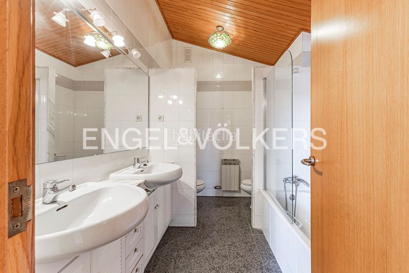 Foto 68045b61-80b9-41f0-b30d-c6688c205c16. Casa adossada amb calefacció aparcament a Eixample Sant Cugat del Vallès