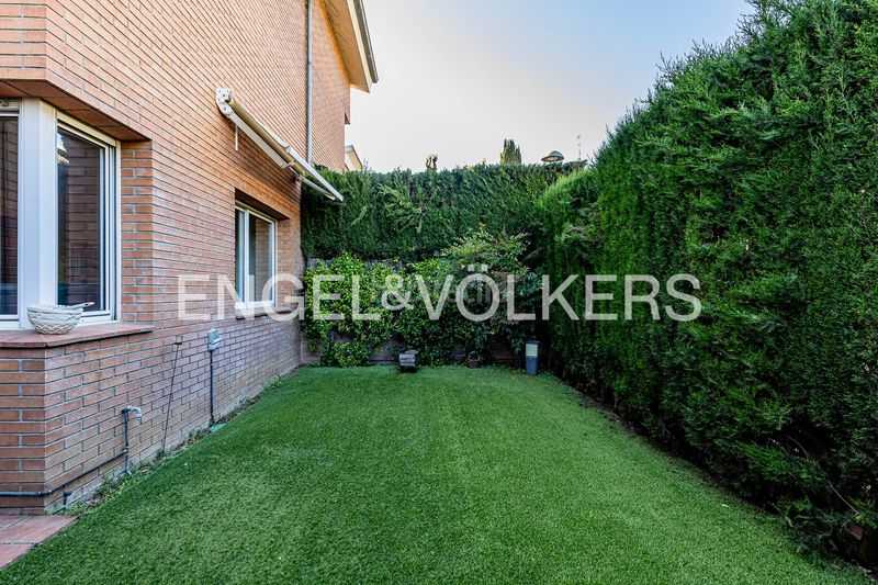 Foto 8fab1ade-6662-4273-8204-404d3ff5c16a. Casa adossada amb calefacció aparcament a Eixample Sant Cugat del Vallès
