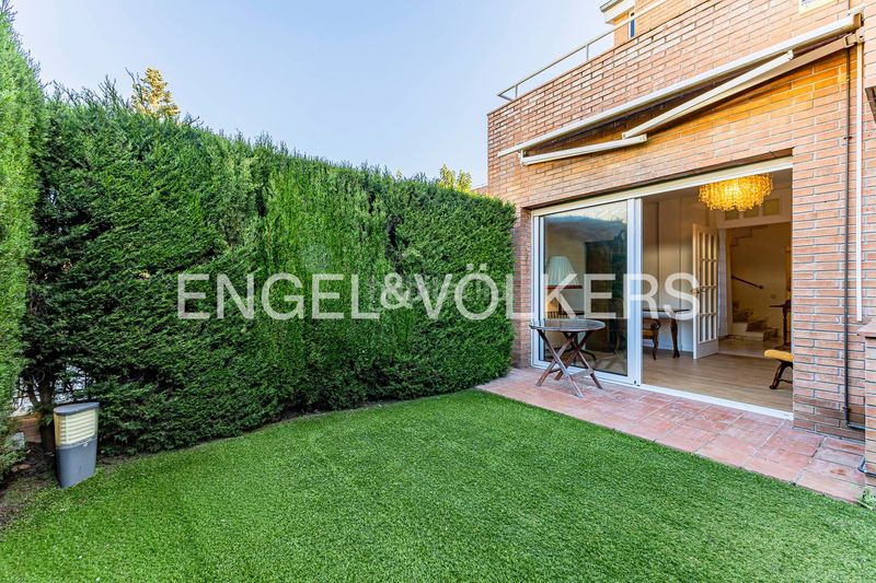 Foto 9209b2a9-5298-4cf9-a820-6325fde46cfe. Casa adossada amb calefacció aparcament a Eixample Sant Cugat del Vallès