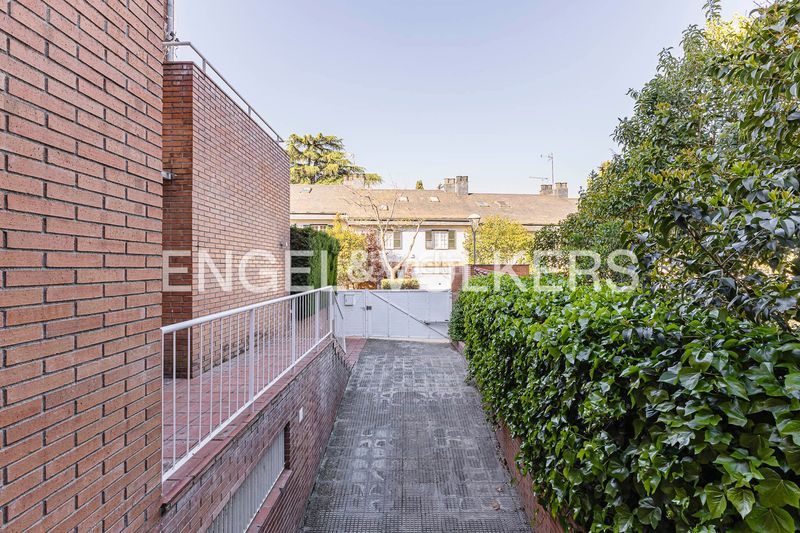 Foto bfd0a88d-f85d-4d07-b44a-760650ebf699. Casa adossada amb calefacció aparcament a Eixample Sant Cugat del Vallès
