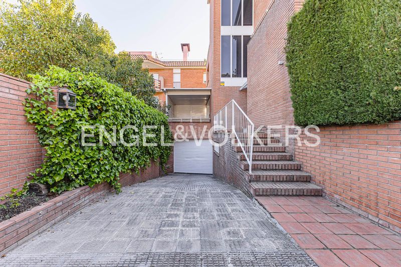 Foto c42ab2a6-9156-4371-bb08-827b54a39dcc. Casa adossada amb calefacció aparcament a Eixample Sant Cugat del Vallès