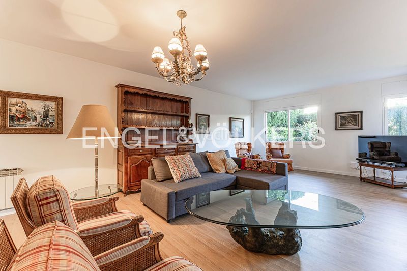 Foto c4a51fbc-6e97-45f6-8d20-fb20d00cd9ea. Casa adossada amb calefacció aparcament a Eixample Sant Cugat del Vallès