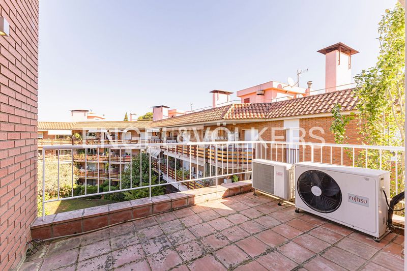Foto caff886d-ac59-4e0e-b630-01e78f7be44e. Casa adossada amb calefacció aparcament a Eixample Sant Cugat del Vallès