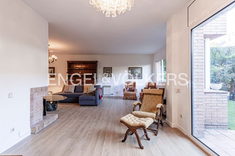 Foto e6aca048-95f7-43d1-8d95-65453d4121bb. Casa adossada amb calefacció aparcament a Eixample Sant Cugat del Vallès