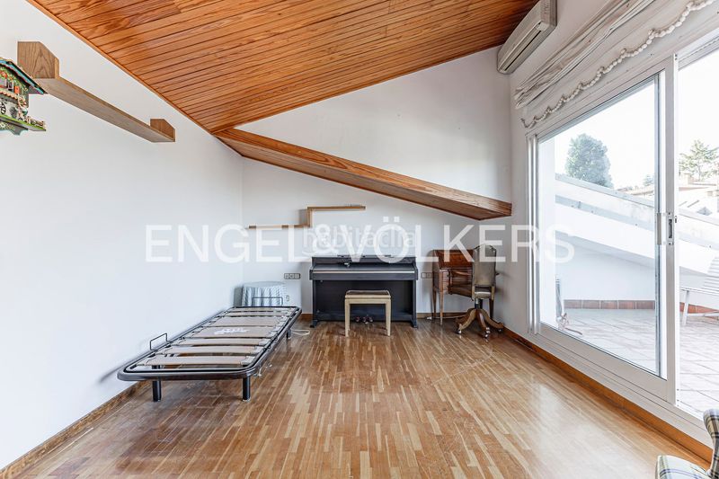 Foto ebbfc711-9248-4fae-9793-fa775557b60f. Casa adossada amb calefacció aparcament a Eixample Sant Cugat del Vallès