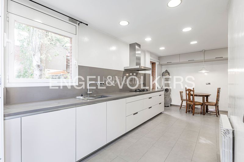 Foto f7a21718-abe4-4dbb-8461-9c7199eb1178. Casa adossada amb calefacció aparcament a Eixample Sant Cugat del Vallès