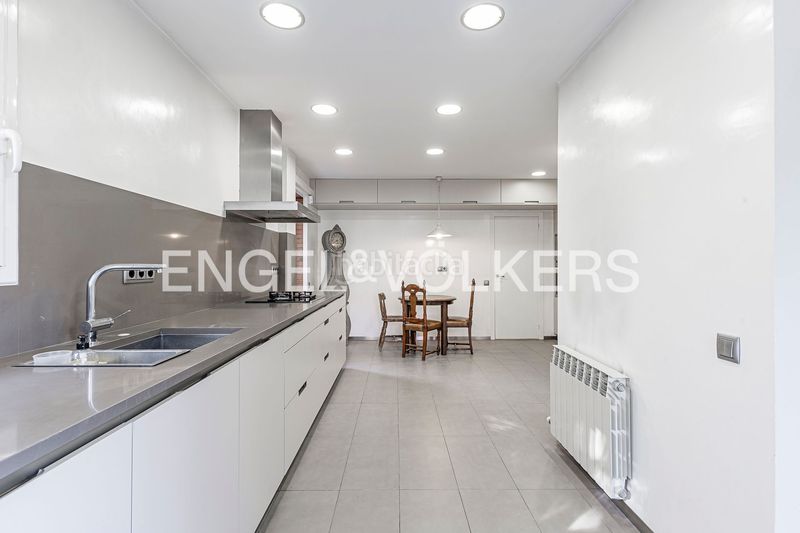 Foto faa25dbf-3886-4378-a660-c90efd7f9b45. Casa adossada amb calefacció aparcament a Eixample Sant Cugat del Vallès