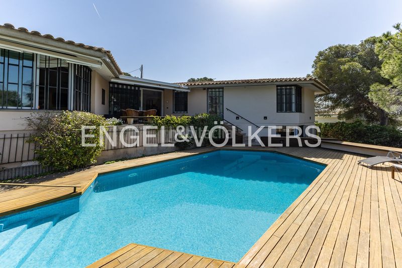 Foto a9fbfcd8-6f54-4632-aa49-648f1f10c797. Casa amb calefacció aparcament piscina a Bellamar Castelldefels