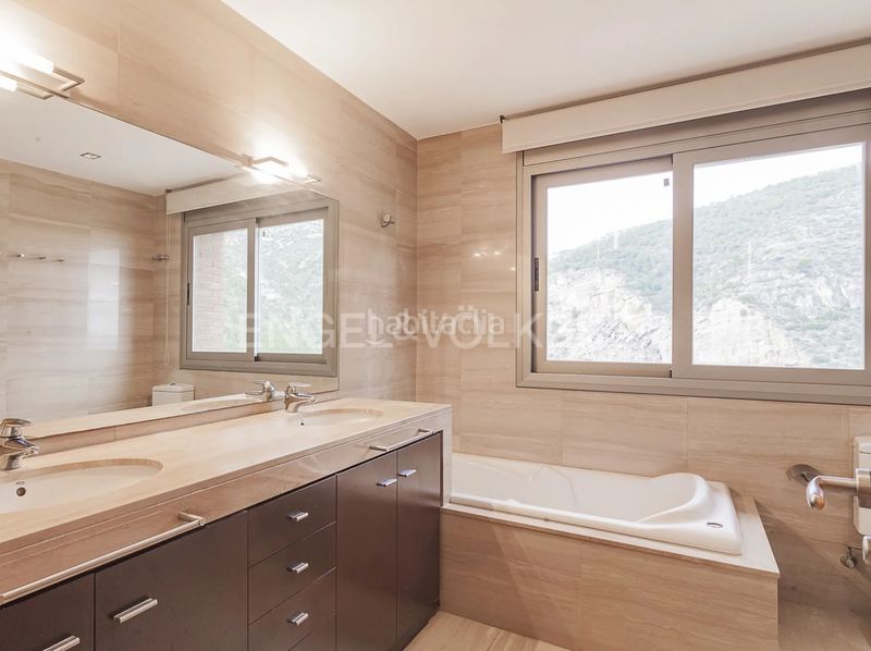 Foto 3d439ae4-dfbf-4397-9d18-6bc2f19931ff. Casa adossada amb calefacció aparcament piscina a Sitges