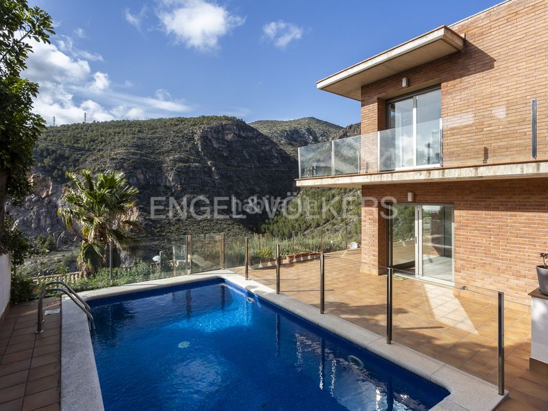 Foto 4298031f-a29c-40f1-869d-9ec36306fcf3. Casa adossada amb calefacció aparcament piscina a Sitges