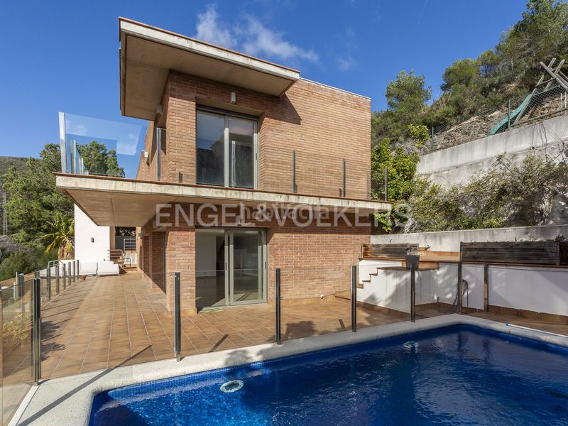 Foto 790e8b3c-c671-464d-9a28-5d26bd758827. Casa adossada amb calefacció aparcament piscina a Sitges
