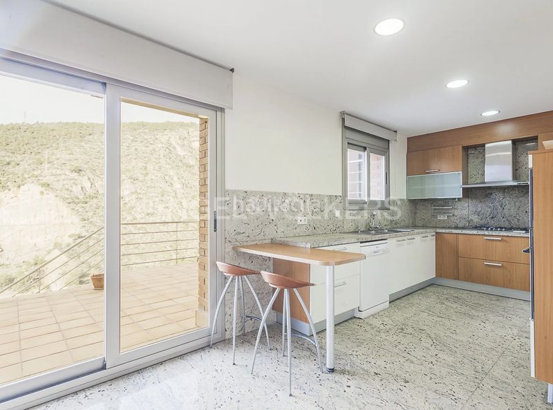 Foto f5a5a2d4-7b4d-4ab6-b1b6-cf948c5e100d. Casa adossada amb calefacció aparcament piscina a Sitges