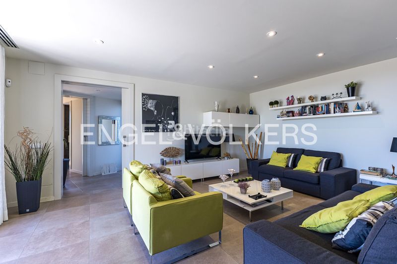 Foto 0d923bb8-fb0f-4772-8eff-9f615d1f2763. Casa amb calefacció aparcament piscina a costa Cunit - els jardins - els rosers Cunit