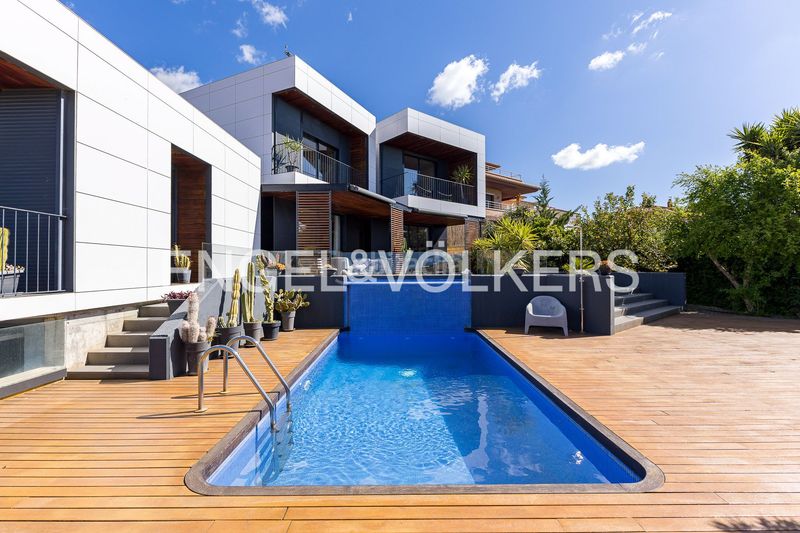 Foto aad14896-5a41-40c1-b593-94b79b84939d. Casa amb calefacció aparcament piscina a costa Cunit - els jardins - els rosers Cunit