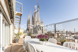 Ático en Sagrada Família. Señorial ático en eixample con terrazas privadas y mucha luz nat