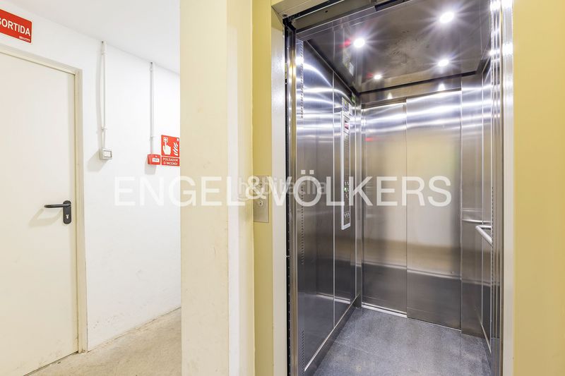 Foto 2cd2a33b-b4c0-4aa7-a04c-6728d1e736ee. Pis amb calefacció aparcament piscina a Centre Castelldefels