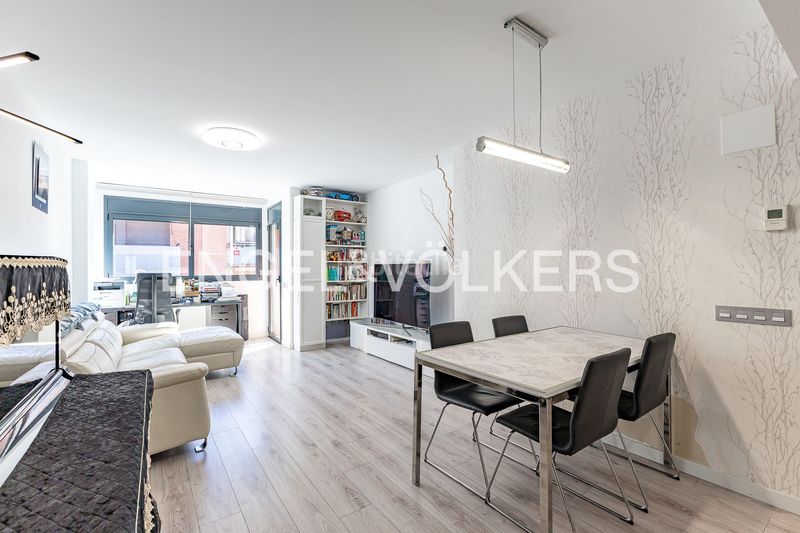 Foto 4a113a3a-2c07-4838-a752-6197b742a5c7. Pis amb calefacció aparcament piscina a Centre Castelldefels