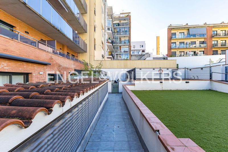 Foto bec2c57c-64d6-4107-8ba2-ec7064766567. Pis amb calefacció aparcament piscina a Centre Castelldefels