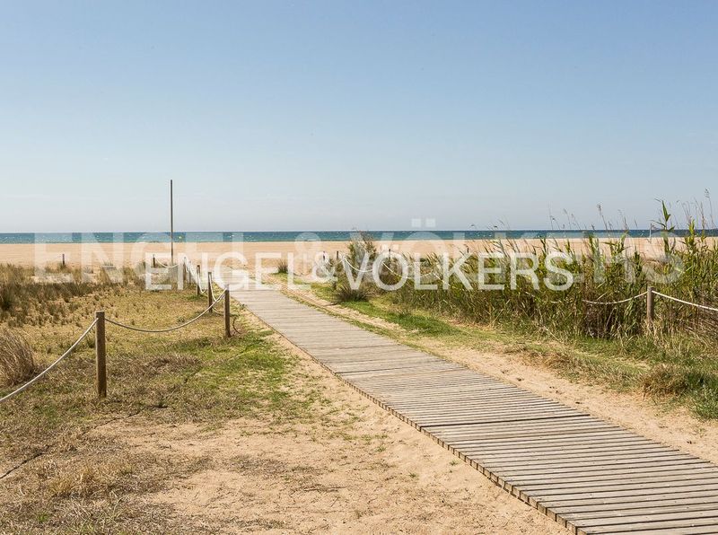 Foto c56f3ad7-1ff6-4cb1-abee-0b39255df6dc. Pis amb calefacció aparcament piscina a Centre Castelldefels