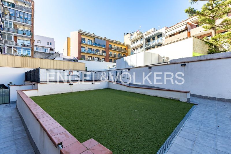 Foto f6baa77e-a648-490e-b7ae-1b59106f563c. Pis amb calefacció aparcament piscina a Centre Castelldefels