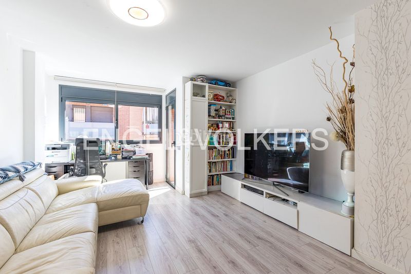 Foto f898d762-8d5b-4087-ad68-a5dbb6e39b57. Pis amb calefacció aparcament piscina a Centre Castelldefels