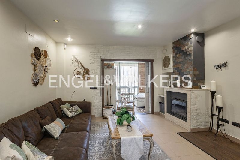 Foto 00267d83-0cb4-49f5-8ae6-d4f300902a50. Casa amb calefacció aparcament piscina a Torrent Ballester Viladecans