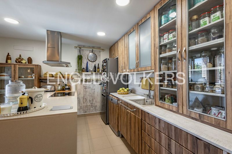 Foto 0799abf3-f950-43df-9bfb-821563b56bd7. Casa amb calefacció aparcament piscina a Torrent Ballester Viladecans