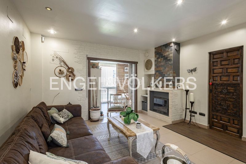 Foto 0d8a032e-e3e8-4bb5-bc42-c4a2cd03b2b5. Casa amb calefacció aparcament piscina a Torrent Ballester Viladecans