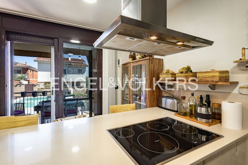 Foto 20ce281a-c4c0-4e1b-81e8-768b4aa51fa8. Casa amb calefacció aparcament piscina a Torrent Ballester Viladecans