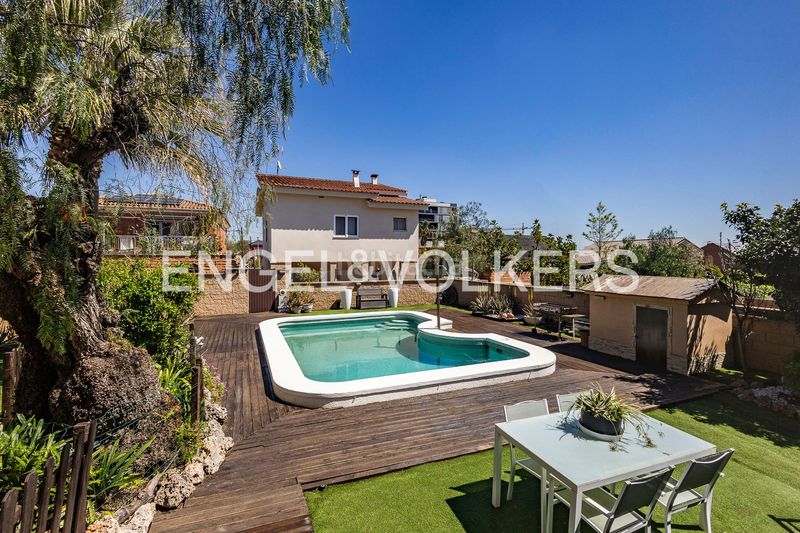 Foto 283cbc7a-e539-4be7-b435-33d61e03e62f. Casa amb calefacció aparcament piscina a Torrent Ballester Viladecans