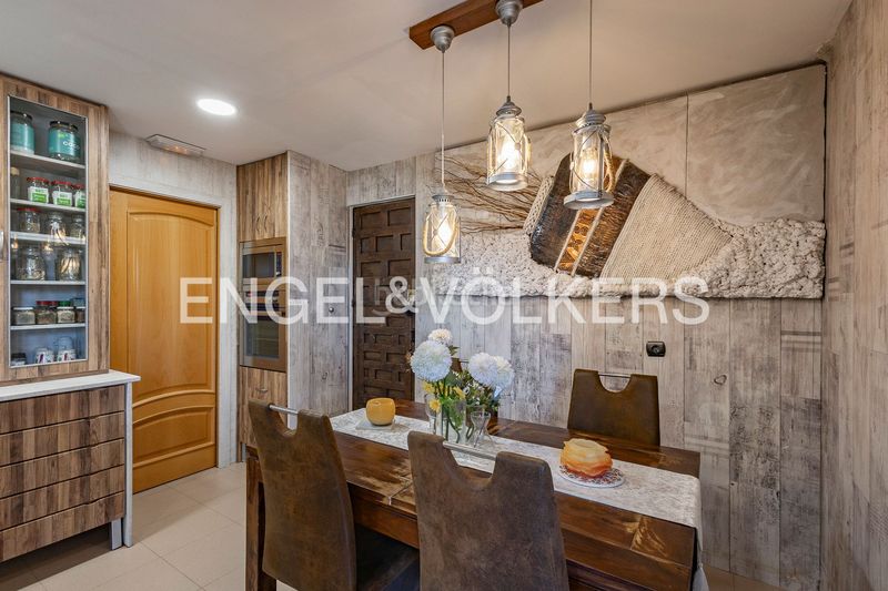 Foto 35aa4112-3194-4d56-b21d-baddc533602c. Casa amb calefacció aparcament piscina a Torrent Ballester Viladecans