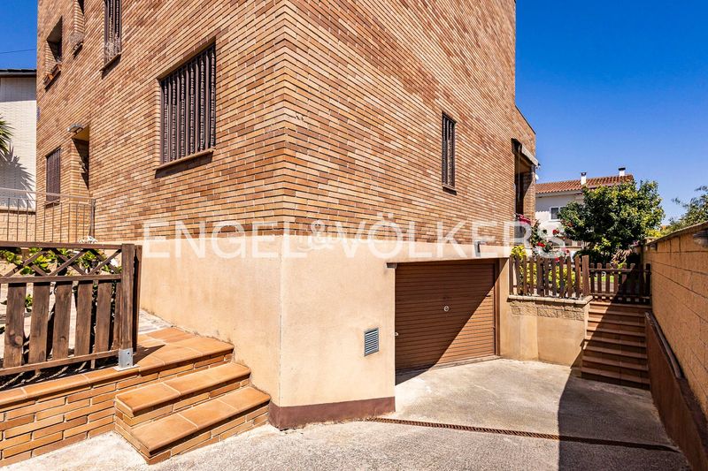 Foto 38cbf1f4-b75a-4bc1-a96d-3c7bf0afc11e. Casa amb calefacció aparcament piscina a Torrent Ballester Viladecans