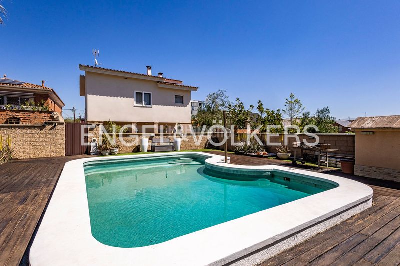 Foto 3c85587b-4e09-443b-8328-92a8b35e5c36. Casa amb calefacció aparcament piscina a Torrent Ballester Viladecans