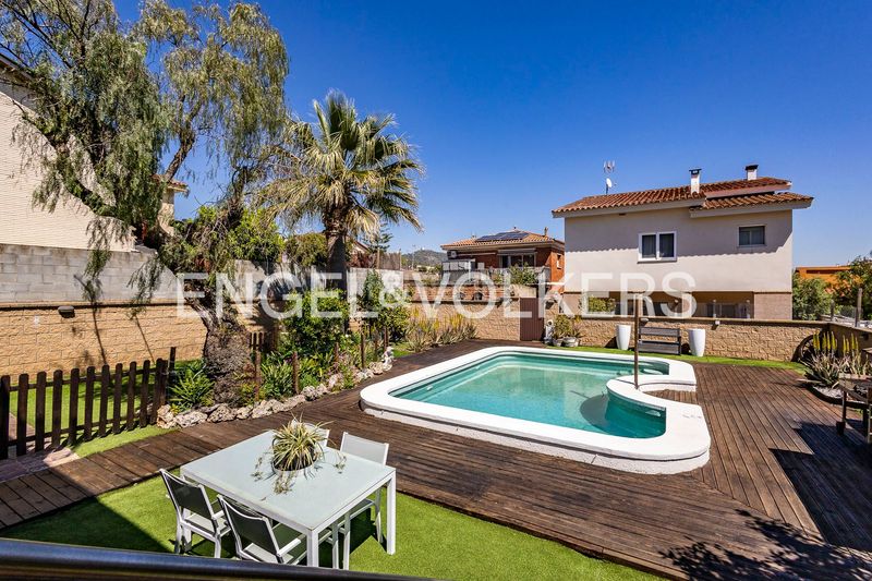 Foto 428a6192-c7c4-4b1e-b522-47b060d887a4. Casa amb calefacció aparcament piscina a Torrent Ballester Viladecans