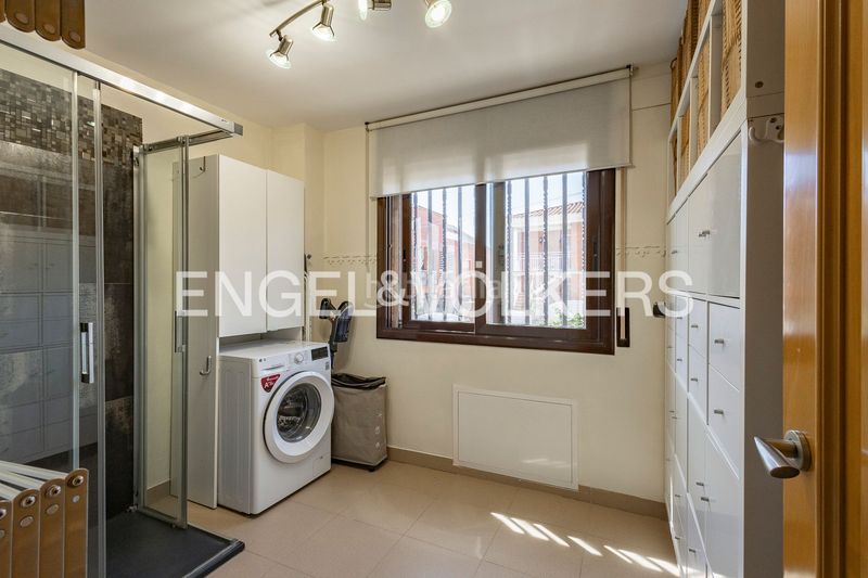 Foto 562bbfdf-cd18-4adb-89de-81c1ab7c199e. Casa amb calefacció aparcament piscina a Torrent Ballester Viladecans