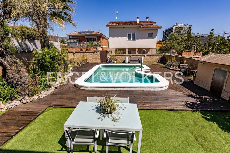 Foto 90f753fa-45e0-43eb-90a5-ef8e8da8e6ff. Casa amb calefacció aparcament piscina a Torrent Ballester Viladecans