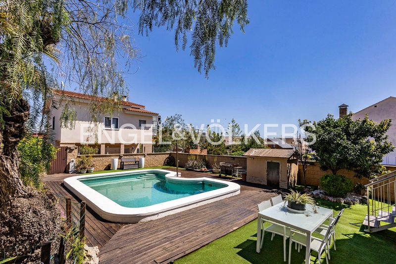 Foto c34b2d77-b548-4994-b20b-11333869113d. Casa amb calefacció aparcament piscina a Torrent Ballester Viladecans