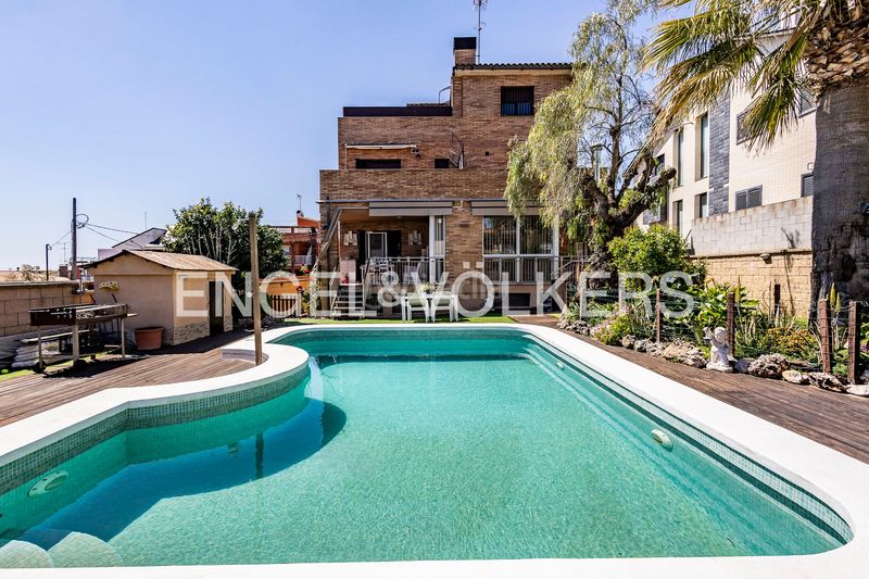 Foto f1edc859-6a74-4872-a28c-e5834ff24753. Casa amb calefacció aparcament piscina a Torrent Ballester Viladecans