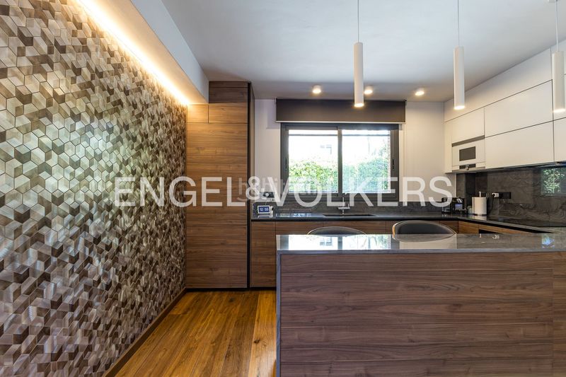 Foto 5d0ec6bc-5868-4e1d-995b-1945233f1406. Casa adossada amb calefacció aparcament a Ametllers - Poble Sec Sitges